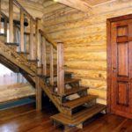 Деревянная лестница на косоурах