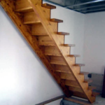 Прямая деревянная лестница на косоурах