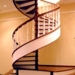 Винтовая лестница с балясинами